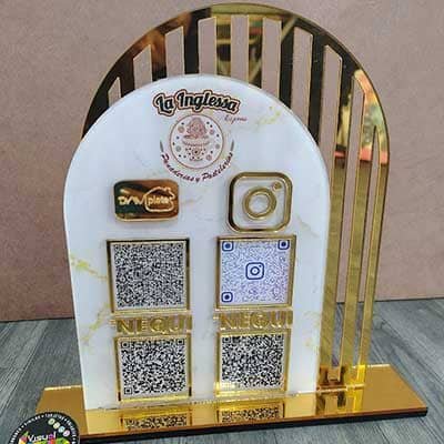 Hablador de acrílico con código QR escaneable para mostrador