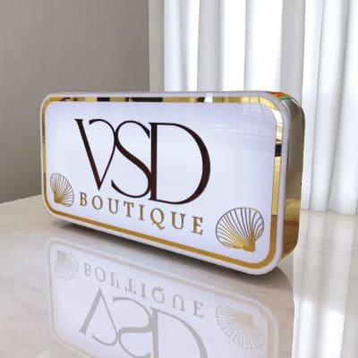 Proceso de instalación de avisos de lujo por expertos en señalización premium