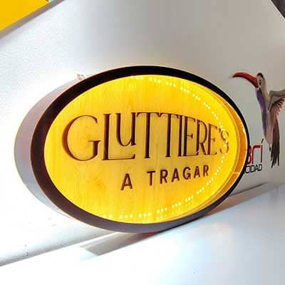 Detalle de acabado perfecto en aviso de lujo personalizado para hotel 5 estrellas